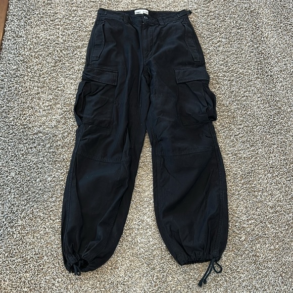 Aritiza TNA Supply Relaxed Cotton Adjustable Cargo Pant in Black - Picture 4 of 11